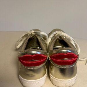 Betsy Johnson Fun Gold Sneakers w Lipstick Lips Sz 8